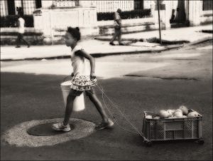 2522 Fotograf  Erik Holmgaard  -  Girl with trolley  